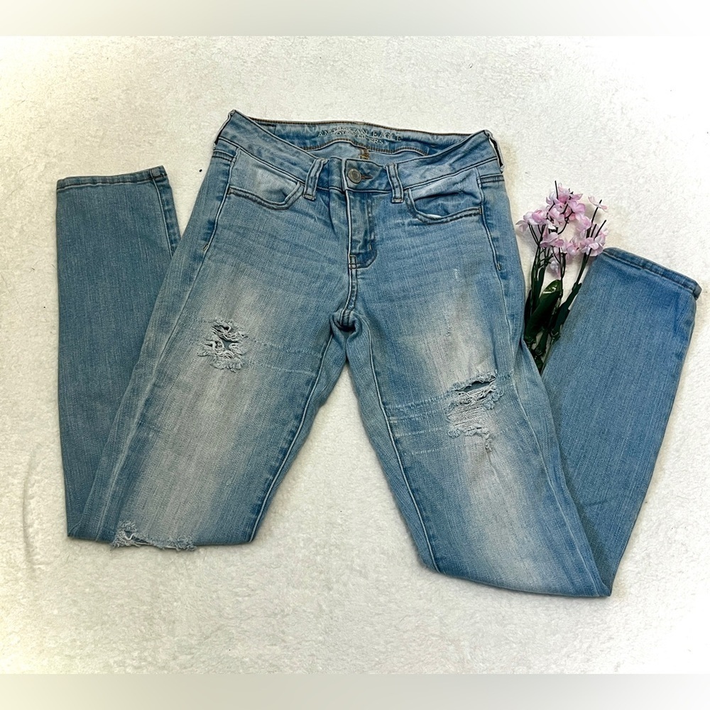 American Eagle Light Wash Distressed Jegging - Size 2 (26")